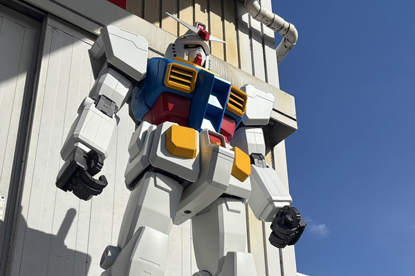 12分の1『ガンダム』が山陽道・福山SA上り線に登場、公式アパレル自販機も設置 画像