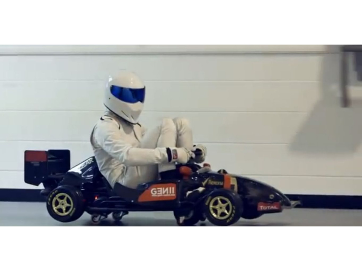 Top Gear の覆面レーサー Stig ロータスf1ファクトリーに侵入 動画 レスポンス Response Jp