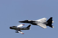 F-86（左）とF-15。2005年のイベント。　(c) Getty Images