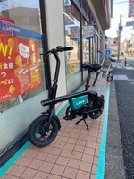 図 5 コンビニ前に配備されたLUUPのシェア電動自転車
