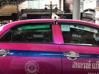 図2. 法人タクシーもGRABを利用して稼働率向上を狙う（タイ、バンコクにて）