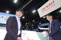 会場での説明を担当したまちづくり企画室情報トレーサビリティ開発N課長の村上貴一氏(右)と同係長の田中信乃介氏
