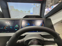 ステアリングの前、液晶メーターの上にある突起内に運転者の挙動を監視するカメラが内蔵されている