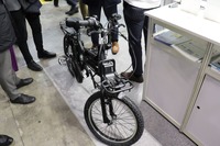 防水仕様のため自転車にも装着可能。ただし電動アシスト自転車（バッテリー）が必要