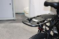 防水仕様のため自転車にも装着可能。ただし電動アシスト自転車（バッテリー）が必要