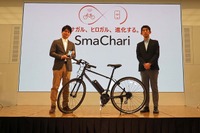 スマチャリの開発に携わった本田技術研究所の野村真成氏(左)と、ワイ・インターナショナルの青木亮輔部長