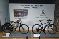 ホンダの原点である補助エンジン「Honda A型」(通称：バタバタ)を搭載した自転車(左)と、スマチャリの第一号モデル