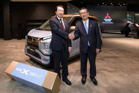 三菱自動車工業 加藤隆雄社長（左）と百十四銀行 綾田裕次郎頭取（右）