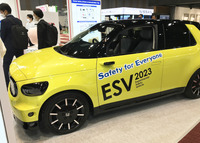 ホンダが「第27回 ESV国際会議」に展示したコンセプト車両。高級セダンではなく、コンパクトカーで作っているところに親近感がわく。