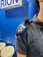 肩に付けて使用する個人用騒音ばく露計