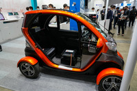 ワイヤーハーネスをコアテクノロジーとした超小型モビリティ用プラットフォームの事例として展示された車両