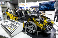 トヨタブースに展示された『プリウスPHEV』のカットモデル