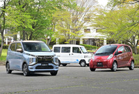 三菱 eKクロスEV（左）と元祖・軽EVのi-MiEV（右）。奥は軽商用EVのミニキャブMiEV