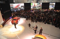ジュネーブモーターショー2010でボルボS60を紹介するホルバリー