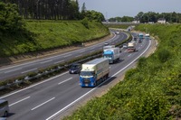 高速道路での大型トラック速度規制緩和を検討へ