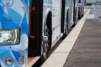 正着制御ではここまで縁石に寄せられている。自車位置の測定が高精度であることの現れだ