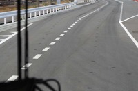 路面には磁気マーカーが貼り付けられ、RTK-GNSSとの併用で自車位置の測位精度を高めていた