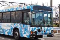 「自動運転・隊列走行BRT」実証実験に使われた大型バス。フロント中央には光通信用の送受信機が、ほかにもLiDARやミリ波レーダー、カメラ、アンテナが備わる