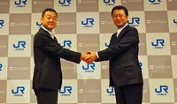 JR西日本の代表取締役 副社長兼執行役員 鉄道本部長 中村圭二郞氏(左)と、ソフトバンク代表取締役　社長執行役員 兼 CEO 宮川潤一氏