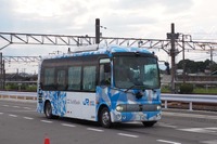 「自動運転・隊列走行BRT」実証実験で使われた小型バス。大型バスと同等のセンサー類を搭載していた