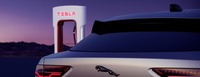 テスラの「スーパーチャージャー」で充電するジャガーのEVのイメージ