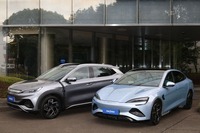 BYD『元PLUS（ATTO3）』（左）と『SEAL（シール、海豹）』（右）