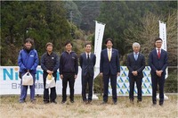 写真左からオートメカニカルの芝田代表取締役、宮本車輌工作所の宮本代表取締役、TOMPLAの藤本代表取締役、日本特殊陶業モビリティビジネスカンパニー戦略マーケティング部の市原部長、熊本県御船町の藤木町長、フタバの木下代表取締役、同木下専務取締役