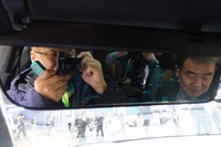 電子サンバイザー。バニティミラーを使いたい時もスイッチ一つで切り替わる