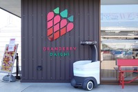 WaPOCHI(ワポチ)はユーザーの特徴を記憶・認識し、荷物を載せて人混みの中でもユーザーを追従したり先導することができる