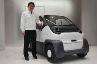 「Honda CI」の技術を搭載する2人用四輪電動モビリティ『Honda CI-MEV』と、本田技術研究所 先進県救助 知能化領域でエグゼクティブチーフエンジニアを務める田水裕司氏