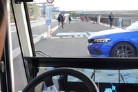 CiKoMA(サイコマ)は、一般車の出入りも自動的に認識して、通過するまで停止状態となる