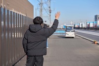 CiKoMA(サイコマ)は、指定場所でなくてもサイコマに向かって手を振ると、その場所で停車させることができる
