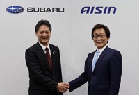 SUBARU 大崎 篤社長（左）/アイシン 吉田 守孝社長（右）