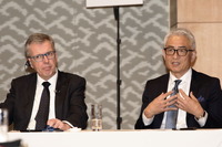 ホルガー・クラインCEO（左）とZFジャパンの多田直純代表取締役社長（右）
