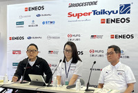 スーパー耐久未来機構 理事長のモリゾウこと豊田章男氏（左）、副理事長の桑山晴美氏（中）、専務理事・事務局長の加藤敏行氏（右）