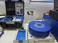 モバイル型加速度センサー用校正機