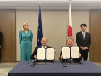 欧州における液化水素ステーションの輸送網の構築に向けた協力に関する覚書を締結したダイムラートラックと川崎重工