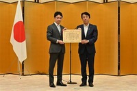 賞を受け取るCEOの加藤真平氏