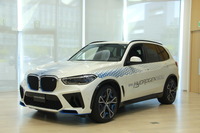 23年、ミュンヘンでお披露目され、実証実験にも使っているBMW『iX5 Hydrogen』