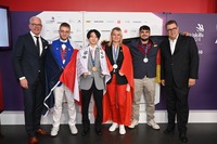 向かって左からBASFコーティングス事業本部グローバルオートモーティブリフィニッシュ部門シニアバイスプレジデントのティトマーシュ氏、一人おいて金メダリストの星野選手