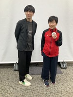 千野CEO（向かって左）と半谷選手