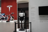 テスラ・ギガミュージアムに展示されたオプティマスとモデルYボディー