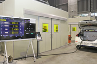 ベルエナジーのゼロエミッション電源車「MESTA Gen」から取り出した電力で、溶接ロボットを動かすデモ