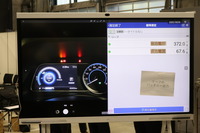 ベルエナジーの電源車「MESTA Gen」から取り出した電力で、溶接ロボットを動かすデモ