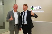 PTCシニア バイスプレジデントのクリストフ・ブラウクレ氏(右)と、PTC戦略＆オペラ-ション担当の副社長 ヴォルフガング・シュテルツレ氏