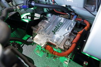 日産 マーチ試作車に搭載されたジヤトコの超小型eアクスル（コンセプトモデル）。グリーンのLED証明でライトアップ