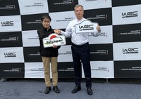 2028年までのラリージャパン開催契約を結ぶ豊田市の太田稔彦市長とWRCプロモーター・マネージングディレクターのジョナ・シーベル氏