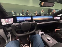 車内で展開される多彩なエンタテインメントはダッシュボード左右いっぱいに広がる「パノラミックスクリーン」上で展開される