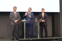 （左から）BYDオートジャパン 東福寺厚樹 社長、ビーワイディージャパン 劉 学亮 社長、ビーワイディージャパン 石井澄人 執行役員副社長