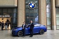 向かって右から長谷川社長、伊藤プロダクト・マネージャー